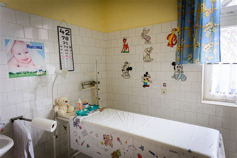 Gyermekorvos vizsgál egy gyermeket