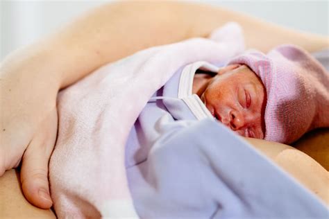 Kenguruzás koraszülött babával