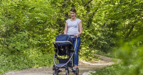 anya babakocsival a parkban