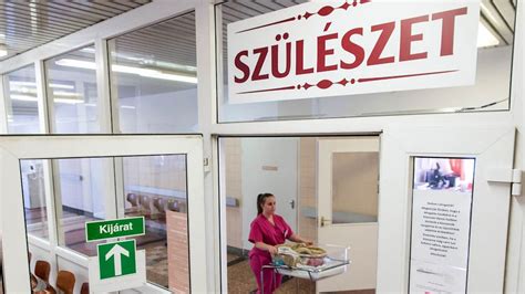 Kismama szoptatja babáját a pécsi kórházban