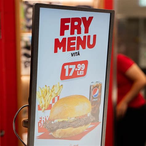 Digitális reklámkijelzők a FRYDAY étteremben