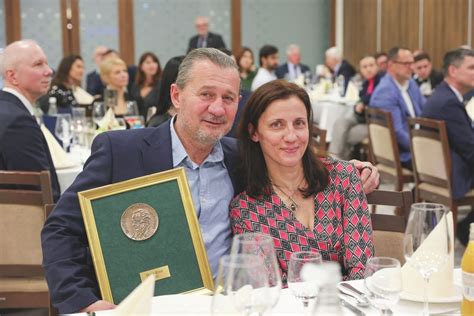 Szent-Györgyi Albert díj logója és a díjátadó ceremónia illusztrációja