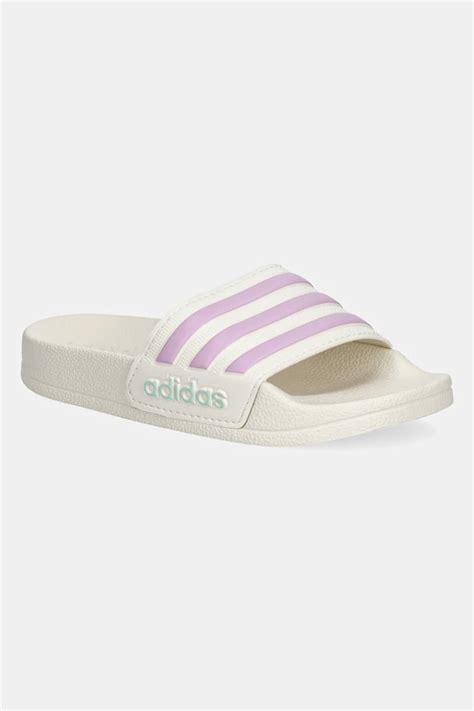 Részlet egy Adidas gyerek papucs modellről