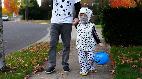 gyermekek Halloween jelmezben