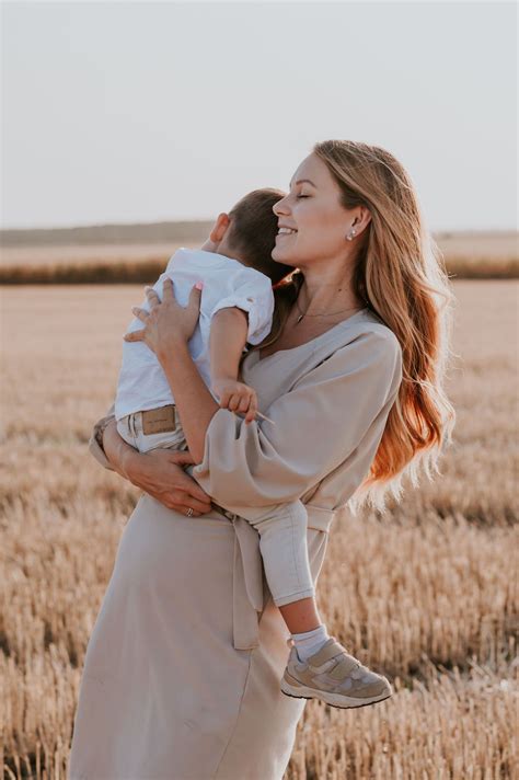 Kismama kisbabájával a meleg nyári napon