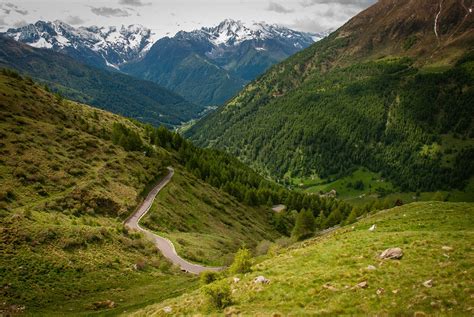 Túrázó hálózsákjával a hegyekben