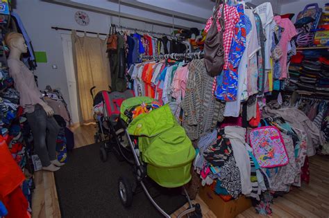 Second hand üzlet belső tere, széles ruharepertoárral