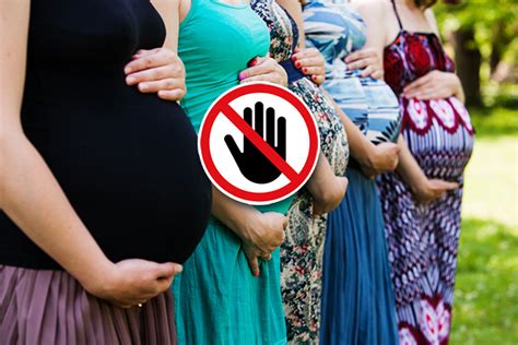 Terhes nő különböző kismama ruhákban