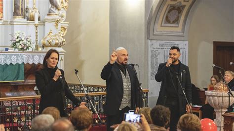 Zenekarok fellépése jótékonysági koncerten