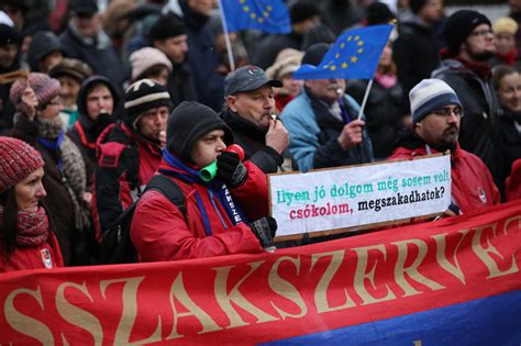 Nők jogaiért demonstráló tüntetők Észak-Írországban