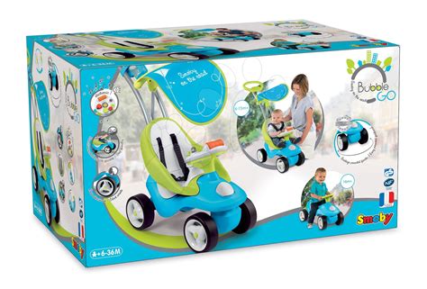Gyermek ül a Smoby Bubble Go bébitaxiban, tolókarral és napellenzővel