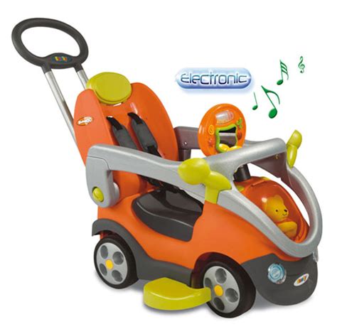 Gyermek játszik a Smoby Bubble Go bébitaxival, mint kisautóval