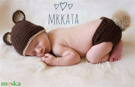 Különböző stílusú horgolt kutyák újszülött fotózáshoz