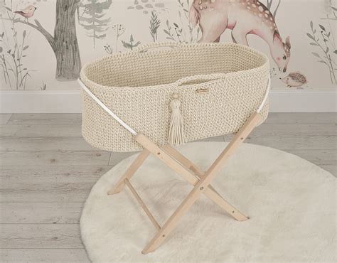 Mózeskosár hálós ablakokkal