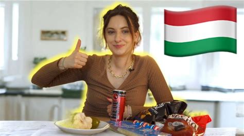 Csecsemő, aki új ételeket kóstol