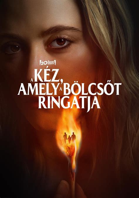 Szülő ringatja a babáját