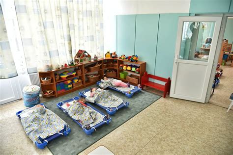 Kisgyermekgondozó, -nevelő egy bölcsődei csoportban