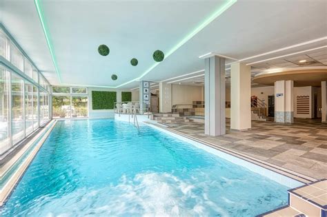 Wellness részleg medencével és panorámával