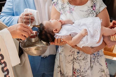 Csecsemő keresztelés a templomban