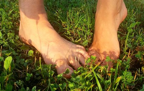 Mezítláb járó baba a fűben