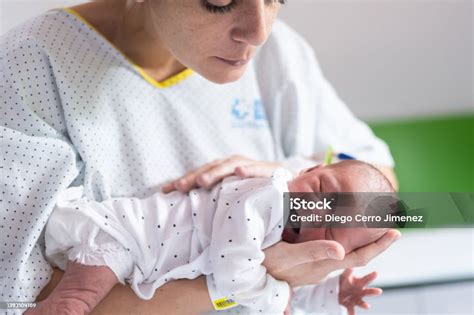 Anya hordozókendőben tartja gyermekét