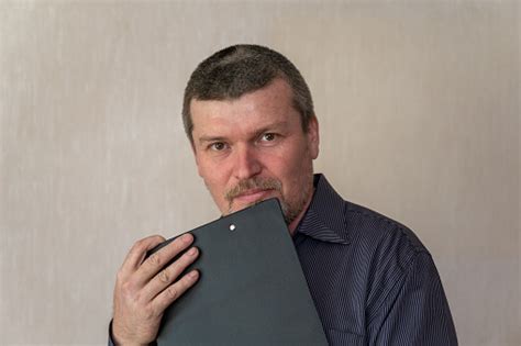 Kép egy csecsemőről, aki a kamerába néz