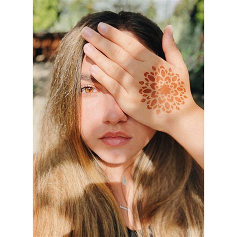 Természetes henna és ideiglenes tetováló matricák