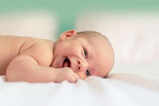2 hónapos baba a játszószőnyegen