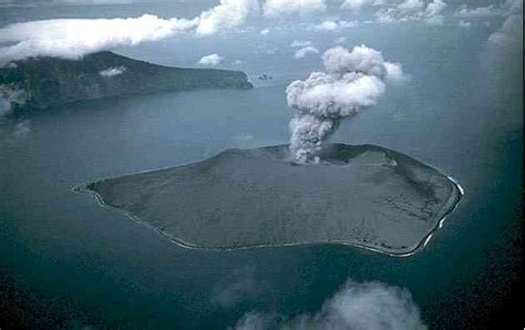 Az Anak Krakatau vulkán kitörése és a Szunda-szoros térképe