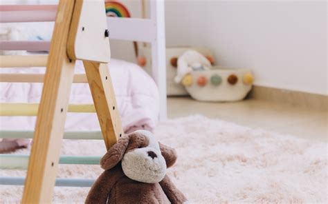 Minimalista gyerekszoba, ahol a játékok rendszerezve vannak