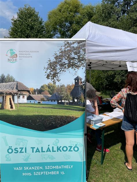 Otthon Segítünk Alapítvány önkéntesei kisgyermekkel