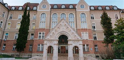 A Pécsi Tudományegyetem Általános Orvostudományi Kar épülete