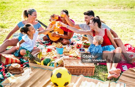 Családi piknik triciklizéssel egy parkban