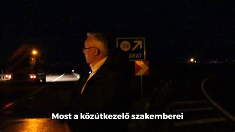 Fogorvos mobiltelefonnal reggel 6 órakor