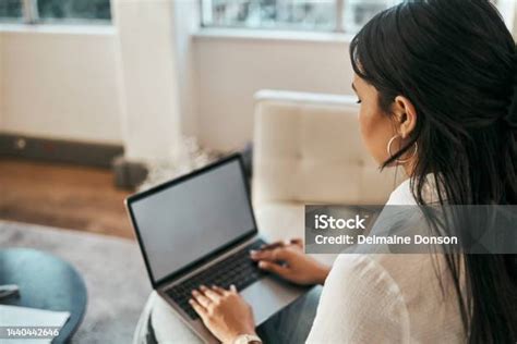 Nő laptop előtt, out-of-office üzenetet ír