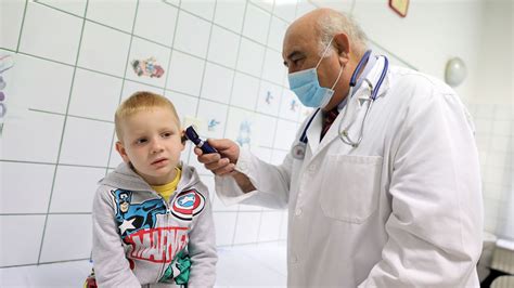 gyerekorvos vizsgálja a babát