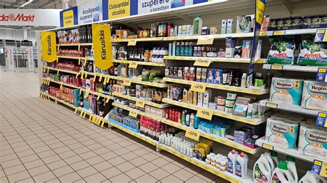 Tesco áruház logója és bevásárlókosarak
