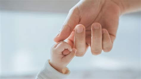 babák kezet nyújtva étel felé