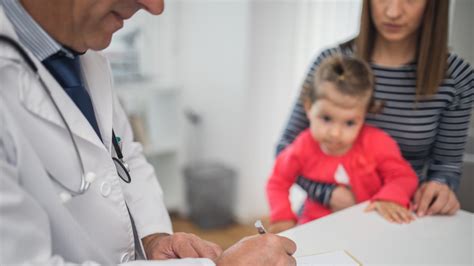 Gyermekorvos ad szirupot egy kisgyermeknek