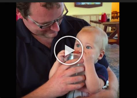 Baba vizet iszik pohárból