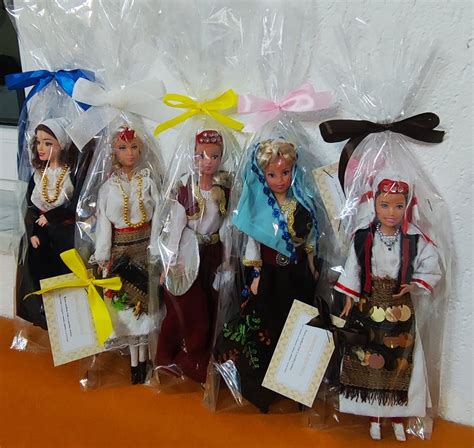 Különböző típusú népviseletes babák