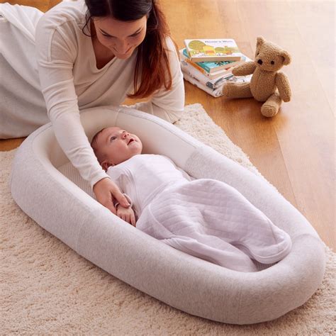 Purflo Sleep Tight Baby Bed egy alvó babával