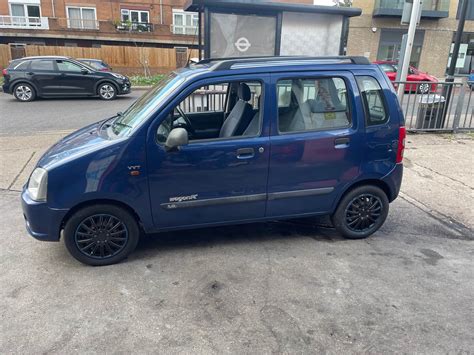 Suzuki WagonR+ piros színben