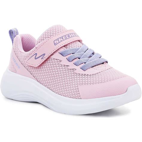 Lány babázik Urban Jogger babakocsival