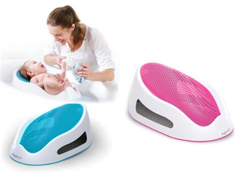Angelcare Mini fürdető kék színben, egy csecsemővel a fürdetőben