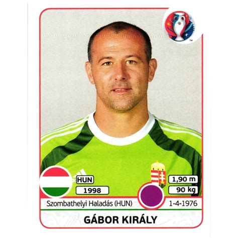 Király Gábor a jellegzetes szürke mackónadrágjában a kapuban