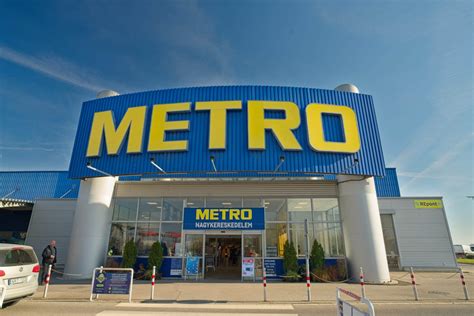 METRO áruház külső és belső látképe