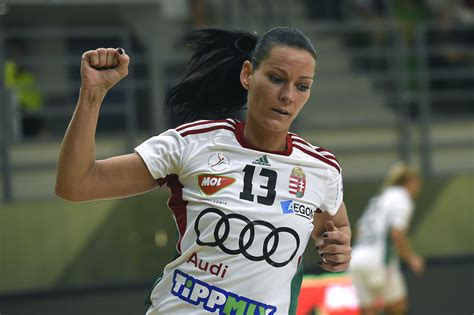 Görbicz Anita portréja, sportpályán, kézilabdával