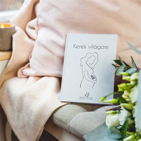 Várandós napló borítója virágokkal és babacipővel