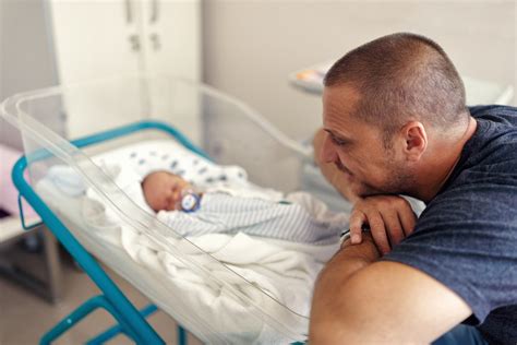 Apa bőrkontaktusban tartja újszülött gyermekét a kórházban